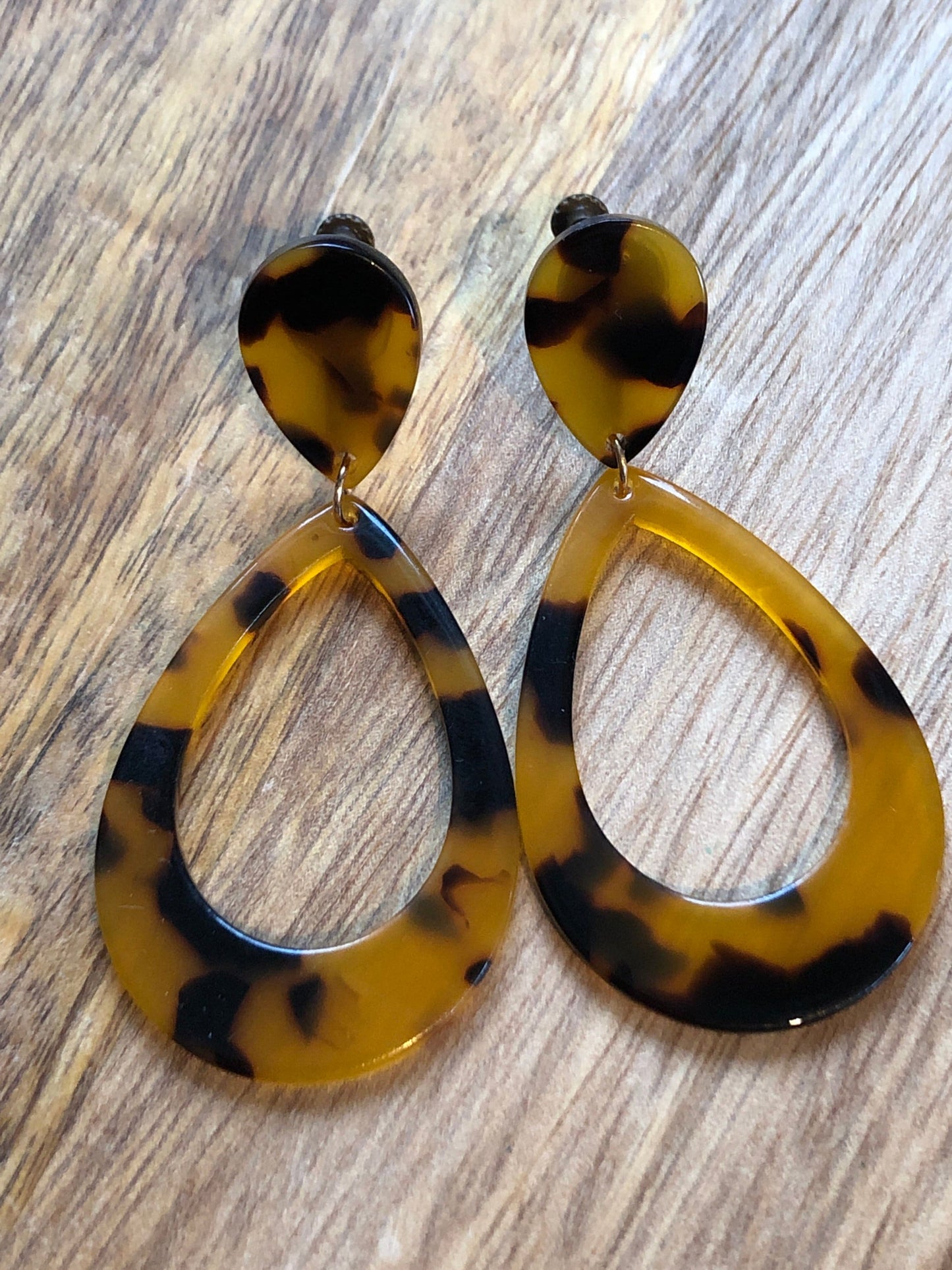 Teardrop acetate dangling clip on earrings (screw on| no pierce)