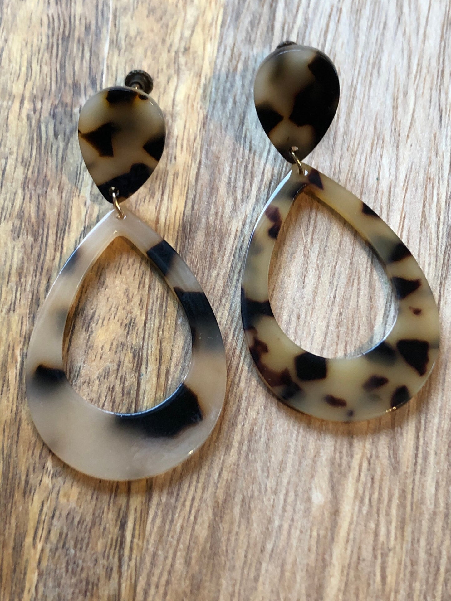Teardrop acetate dangling clip on earrings (screw on| no pierce)