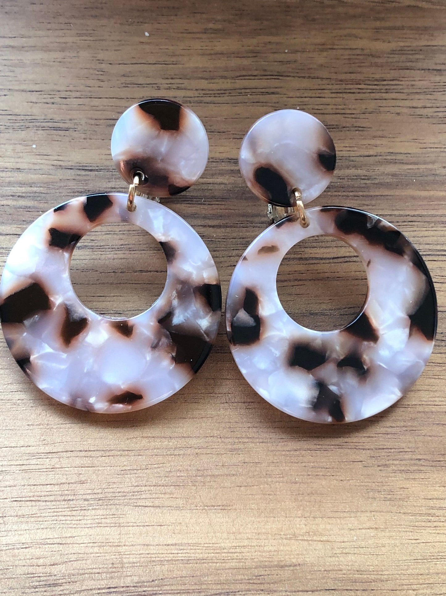 Dangling acetate tortoiseshell wide hoop clip on earrings, wide tortoiseshell hinged screwback earrings
