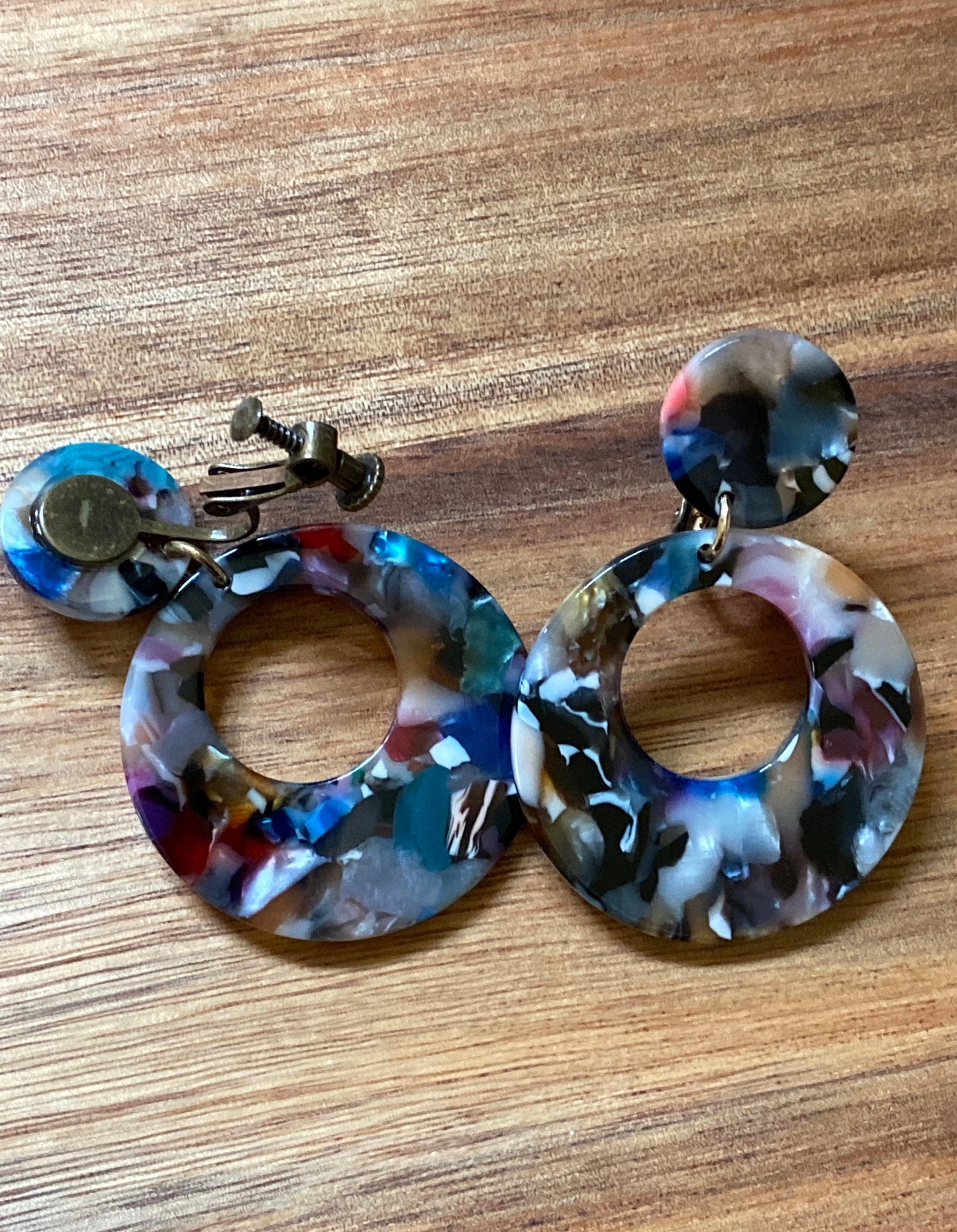 Dangling acetate tortoiseshell wide hoop clip on earrings, wide tortoiseshell hinged screwback earrings