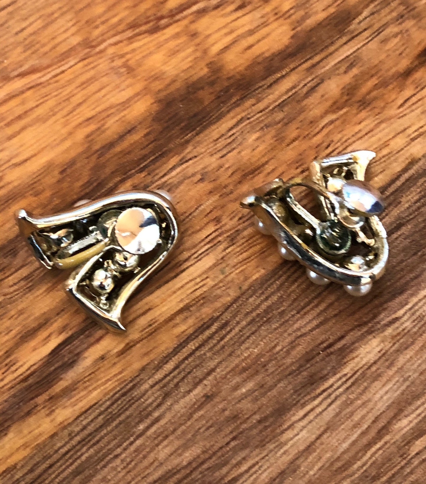 Vintage gold coloured screw on earrings with pink rhinestones and faux pearls